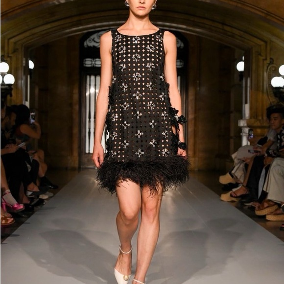 Elegant Black Dress with Floral Embellishments - Picture 3 of 3